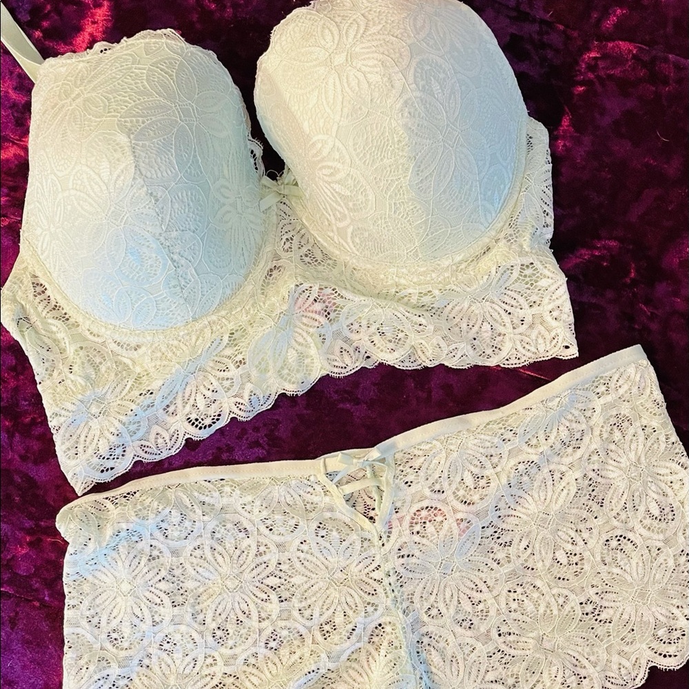 NWOT Body Frosting Lace Bra and Panty set 42C